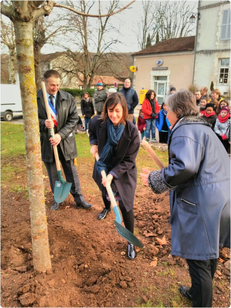 La Députée Sandra Marsaud plante l'arbre de la laïcité à Mouthiers-sur-Boëme le 09 décembre 2017